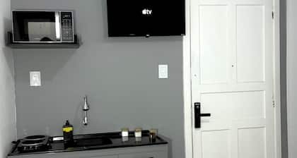 Cozy apartment with a prime location.