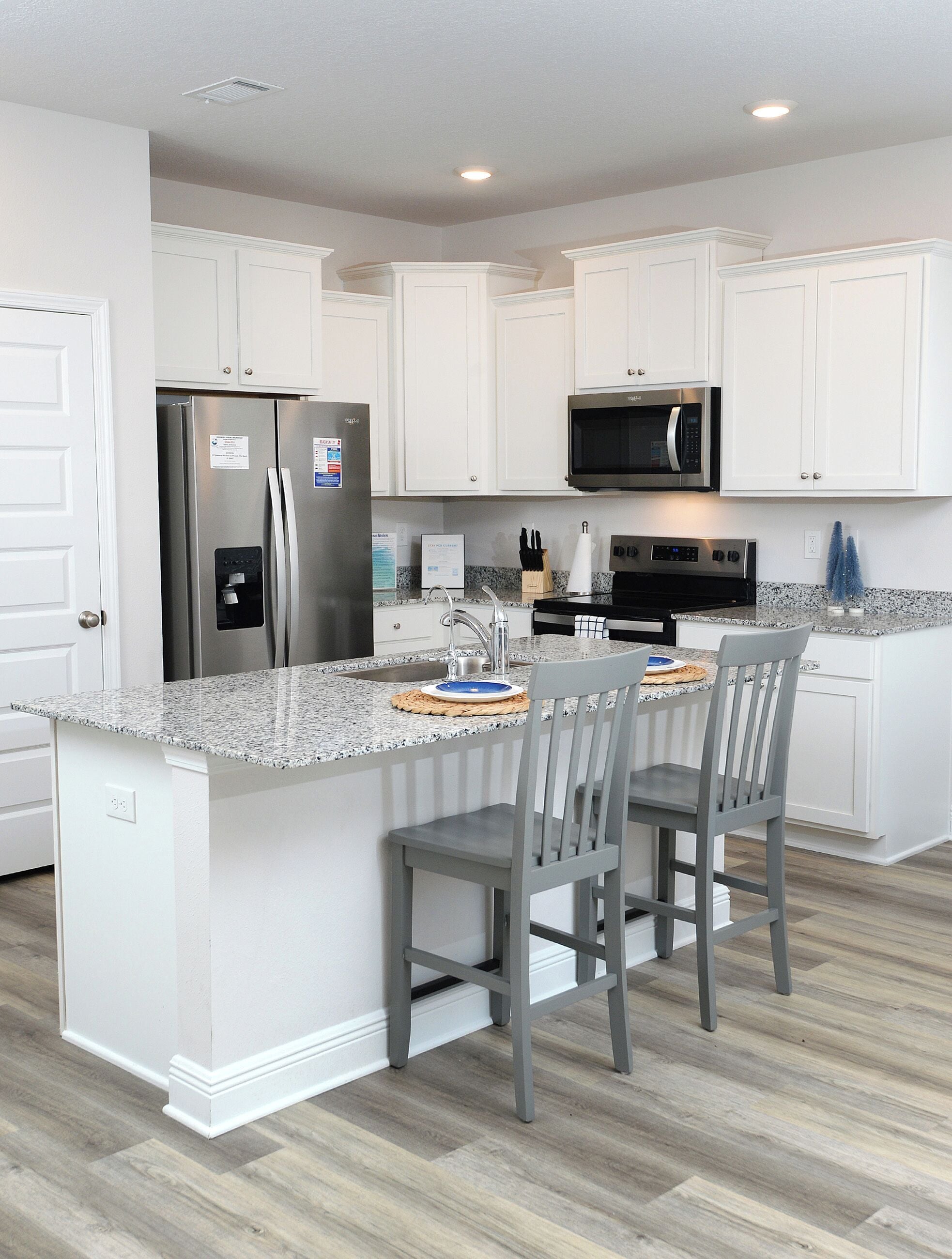 Microondas, horno, parrilla de estufa y lavavajillas 