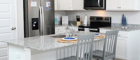 Microondas, horno, parrilla de estufa y lavavajillas