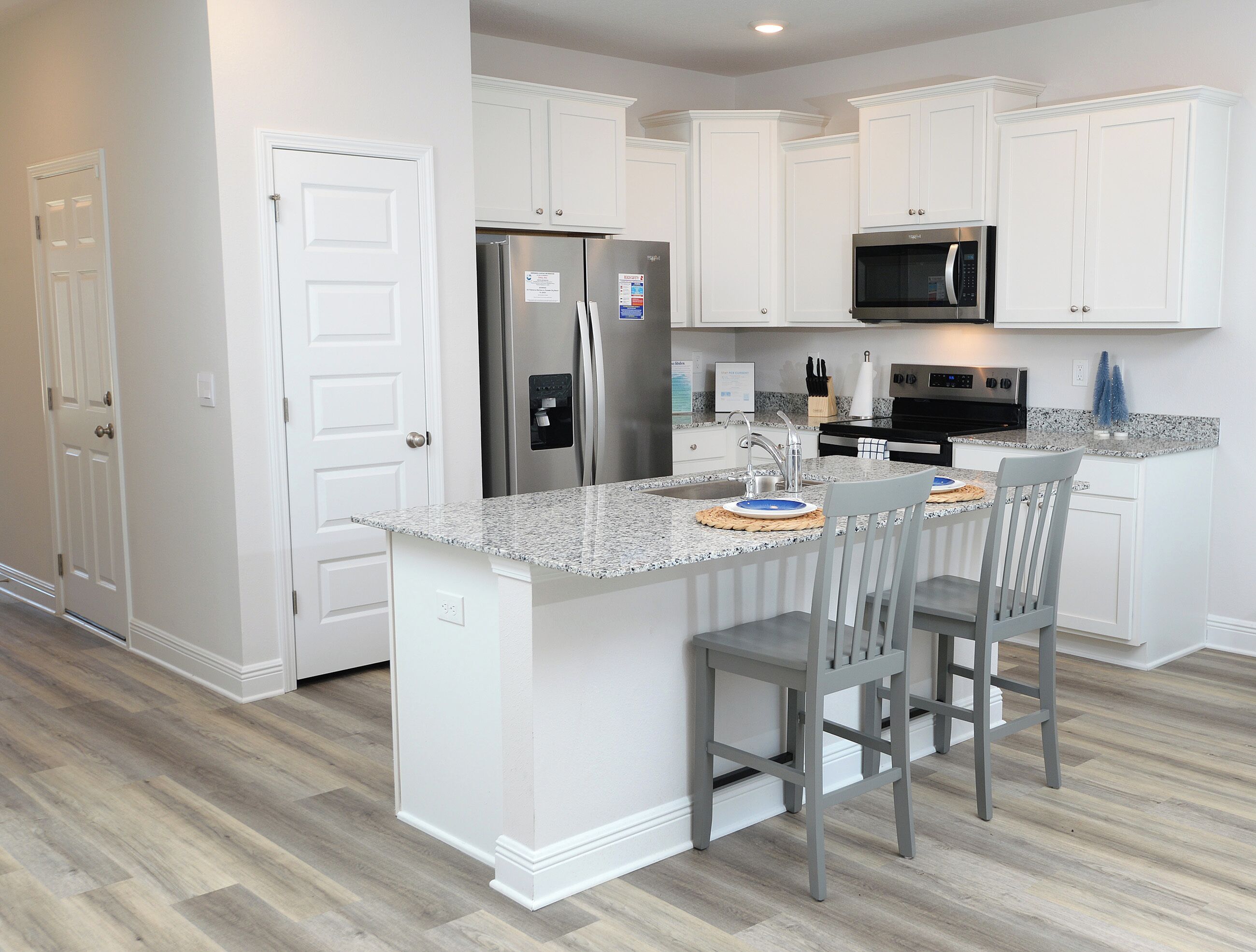 Microondas, horno, parrilla de estufa y lavavajillas 