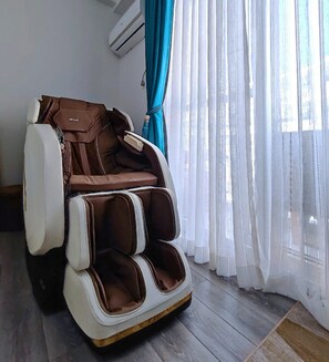 Interior - Pool View with Massage Chair-5 min to Cebu Airport (Lapu-Lapu)