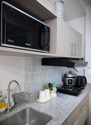 Private kitchen - Pool View with Massage Chair-5 min to Cebu Airport (Lapu-Lapu)