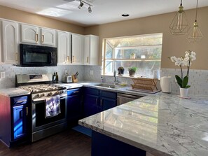 Fridge, microwave, oven, stovetop - Fantastic 3-bedroom spa house complete with hot tub and sauna in central Reno (Reno)