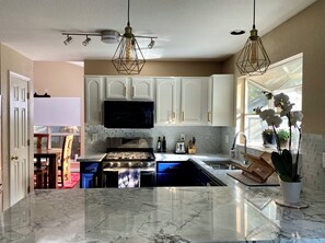 Fridge, microwave, oven, stovetop - Fantastic 3-bedroom spa house complete with hot tub and sauna in central Reno (Reno)