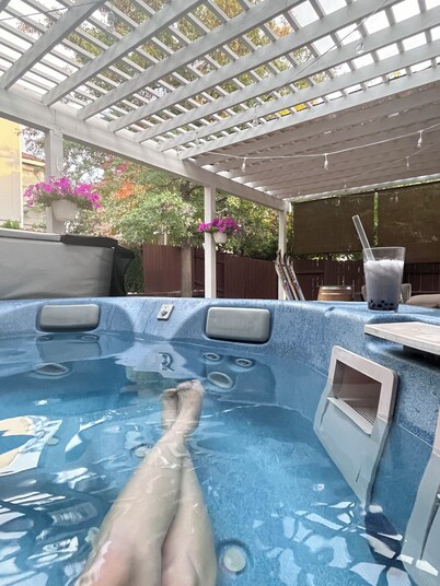 Fantastic 3-bedroom spa house complete with hot tub and sauna in central Reno