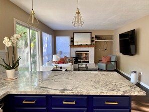 Smart TV, fireplace, foosball - Fantastic 3-bedroom spa house complete with hot tub and sauna in central Reno (Reno)