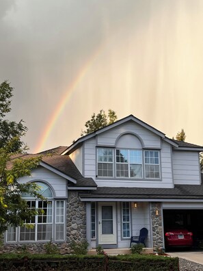 Exterior - Fantastic 3-bedroom spa house complete with hot tub and sauna in central Reno (Reno)