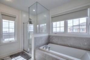 Hair dryer, towels, soap, toilet paper - Premium Staycation Near Canada's Wonderland (Bradford West Gwillimbury)