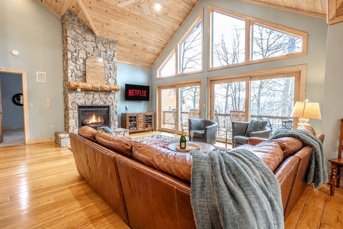 Luxury Lodge with Hot Tub, Arcade & Lake Access