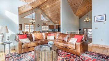 Een televisie, een open haard, een dvd-speler en een stereo