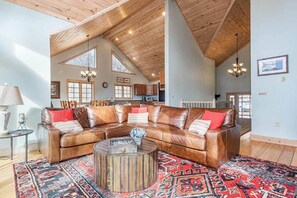 Una televisión, una chimenea, un reproductor de DVD