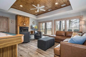 Una televisión, una chimenea, un reproductor de DVD