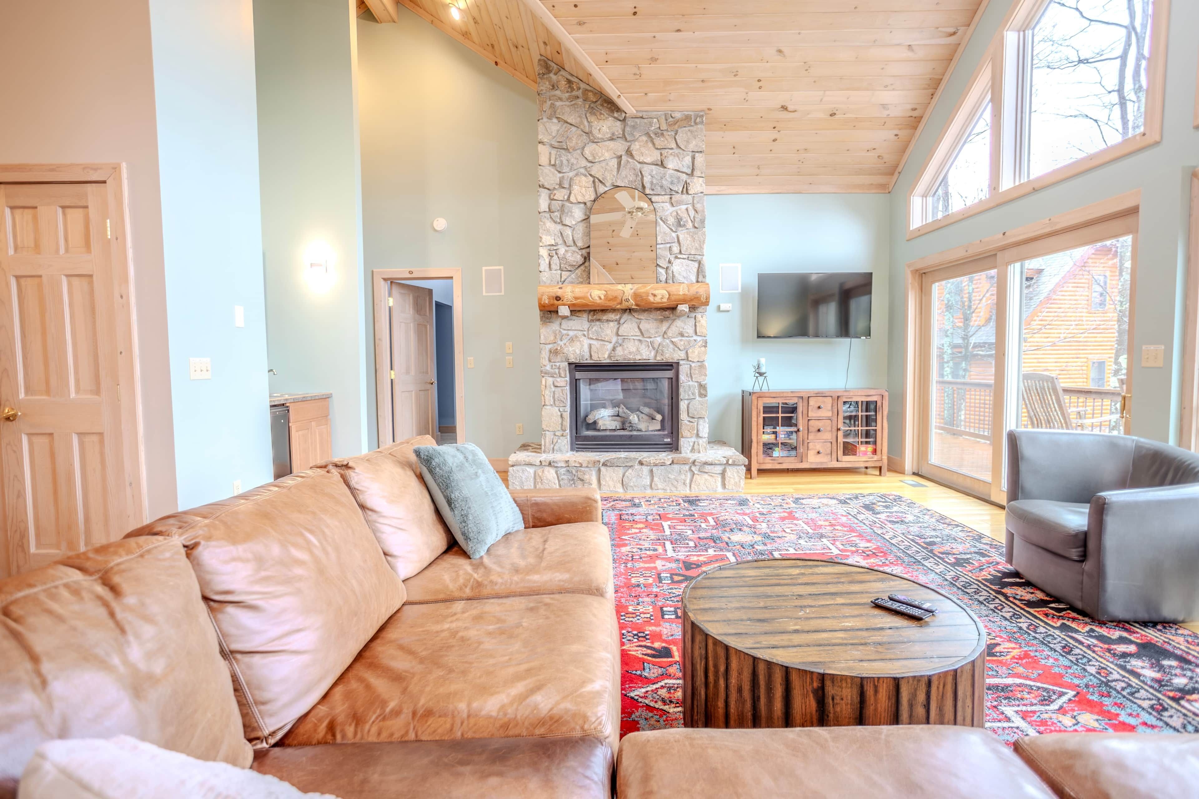 Smart TV, fireplace, books, stereo