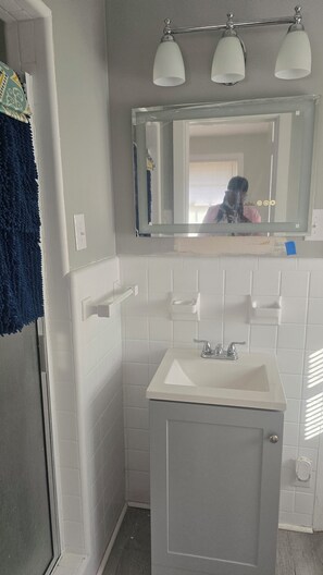Shower, hair dryer, towels, toilet paper - Serene vintage 3b/2ba  home with AC. Medical professions MD, NP, RN are welcome. (Valdosta)