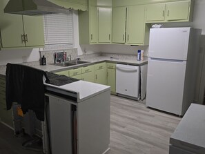 Oven, stovetop, dishwasher - Serene vintage 3b/2ba  home with AC. Medical professions MD, NP, RN are welcome. (Valdosta)