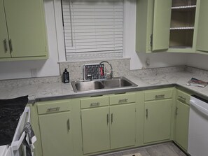Oven, stovetop, dishwasher - Serene vintage 3b/2ba  home with AC. Medical professions MD, NP, RN are welcome. (Valdosta)