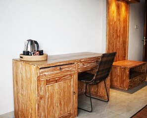 Deluxe Twin Room, Balcony, Garden View | Interior