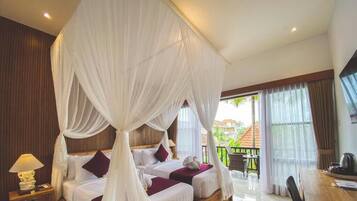 Camera Deluxe con 2 letti singoli, balcone, vista giardino | Una scrivania, tende oscuranti, insonorizzazione, ferro/asse da stiro