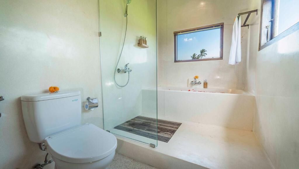 Signature Double Room, Balcony, Garden View | Bathroom