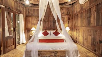 Doppia Superior, balcone, vista giardino | Una scrivania, tende oscuranti, insonorizzazione, ferro/asse da stiro