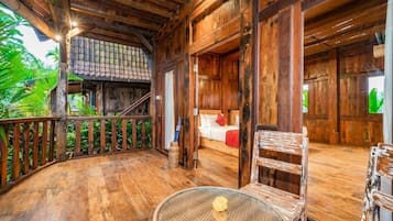 Habitació amb dos llits individuals superior, balcó, vistes al jardí | Terrassa o pati