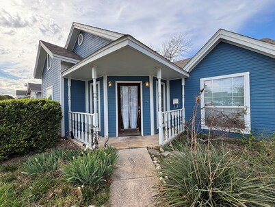 Blue Cottage with a garden tub. Walking distance to TCU. Near the Zoo & Dickies