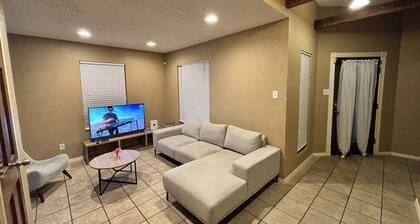 Blue Cottage with a garden tub. Walking distance to TCU. Near the Zoo & Dickies