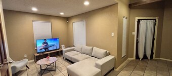 Blue Cottage with a garden tub. Walking distance to TCU. Near the Zoo & Dickies