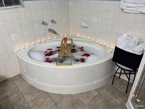 Toallas, jabón, shampoo, papel de baño 