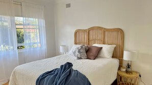A bedroom with a large bed, white bedding, and two bedside lamps. - A Cozy 1BR in Cronulla – Walk to Beach & Shops U4 (Cronulla)