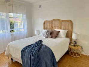 1 bedroom, iron/ironing board, WiFi, bed sheets - A Cozy 1BR in Cronulla – Walk to Beach & Shops U4 (Cronulla)