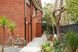 Property grounds - A Cozy 1BR in Cronulla – Walk to Beach & Shops U4 (Cronulla)