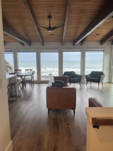 COAST LINE-Ocean Views for miles & miles. 4-bedroom 4-bath house in Lincoln City