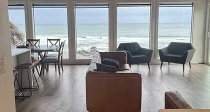 COAST LINE-Ocean Views for miles & miles. 4-bedroom 4-bath house in Lincoln City