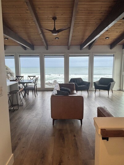 COAST LINE-Ocean Views for miles & miles. 4-bedroom 4-bath house in Lincoln City