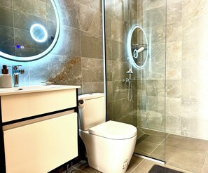 Een douche, een haardroger, een bidet, handdoeken