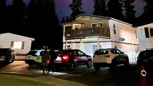 Un edificio de dos pisos con balcón, área de estacionamiento y un letrero que indica que es un motel.