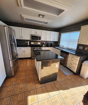 Private kitchen - Awesome 4-bedroom house close to the strip (Las Vegas)