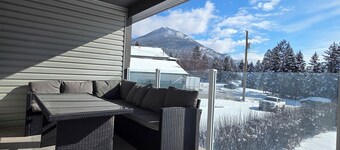 Bright 5 bedroom walkout. A mountain getaway 5 minutes from Invermere.