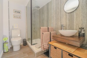 Shower, hair dryer - Milk Churn (2)  - sleeps 2 guests  in 1 bedroom (Eye)