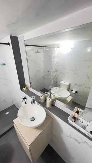 Doccia, asciugacapelli, asciugamani, sapone