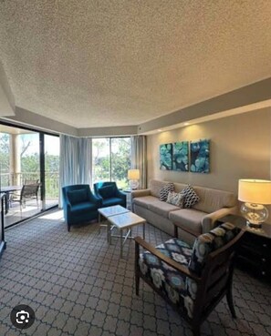 Living area - Marriott Royal Palms 2BR Villa Near Disney (Orlando)