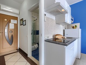 Refrigerador, microondas y utensilios de cocina 