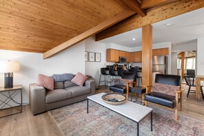 Smart TV, stereo - Fitzsimmons A - Located in the Heart of Whistler Village, Private Sauna (Whistler)