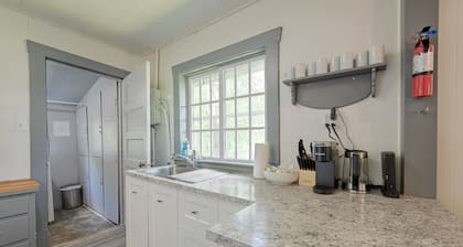 Quaint Cabin blocks from Lakeshore drive, amenities and the beach!
