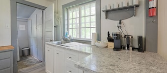 Quaint Cabin blocks from Lakeshore drive, amenities and the beach!