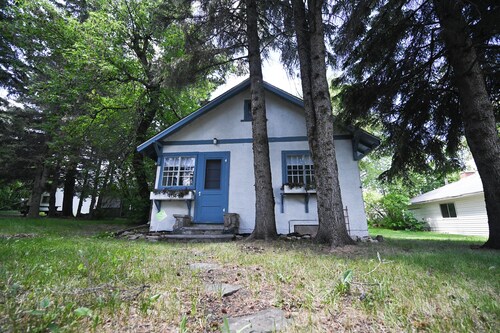 Quaint Cabin blocks from Lakeshore drive, amenities and the beach!