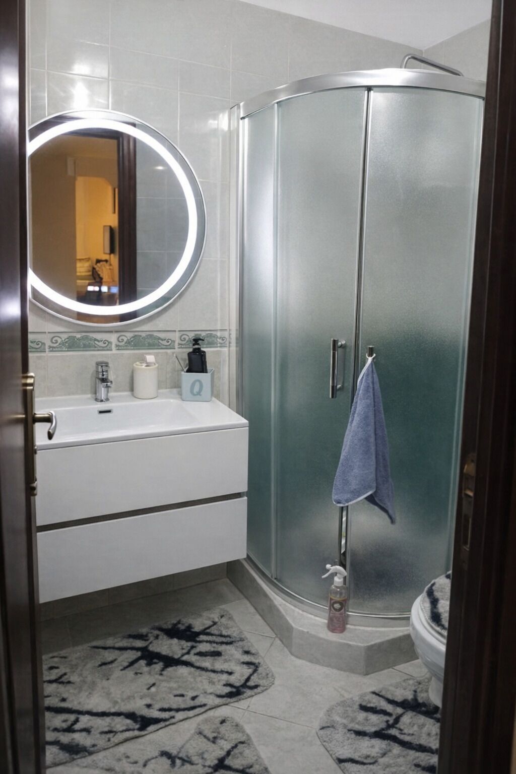シャワー、タオル、石鹸、トイレットペーパー
