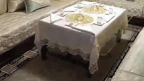 Un salon comprenant un canapé, une table basse et un tapis à motifs.