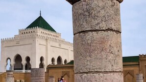 Un bâtiment historique doté d’un dôme vert et de fenêtres en arc de cercle.